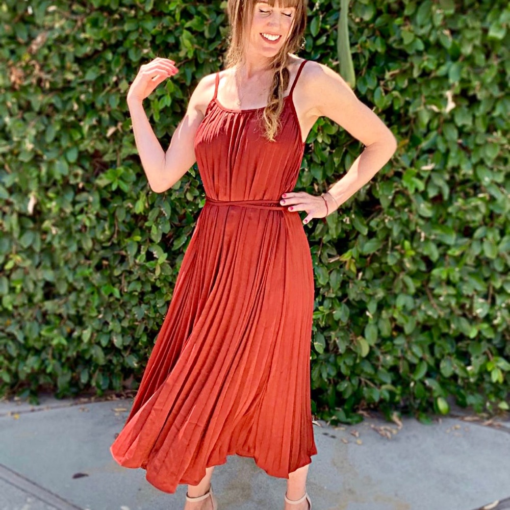 Sleeveless Satin Pleated Midi Dress with Waist Tie - Picture 3 of 5